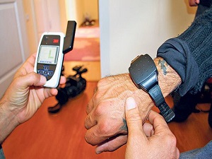 Dayak atan erkeğe elektronik kelepçe geliyor