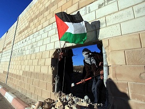 Filistinliler Ayrım Duvarı'nda delik açtı