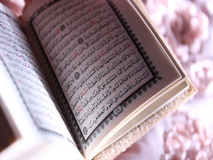 Allah, dilediğine rızkı genişletir ve dilediğine daraltır