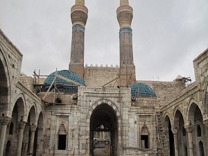 Gök Medrese aslına kavuşuyor