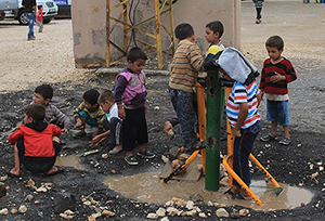 Suriyeli çocuklar her şeye rağmen gülümsüyor