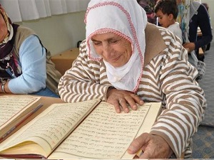 83 yaşındaki Döndü nine Kur'an okumayı öğreniyor