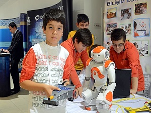 Ortaokul öğrencilerinden robotu dans ettiren yazılım