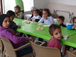 Suriyeli İşadamı 26 Yetim ve Öksüze Bakıyor