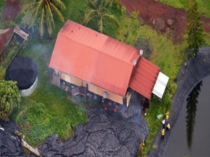 Lavlar evlere kadar ulaştı