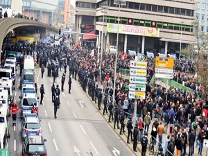 İslam karşıtı holiganlar protesto edildi