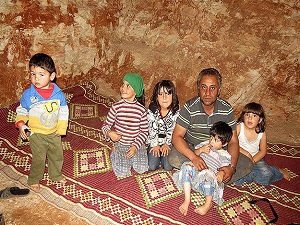 Saldırılardan ilkel sığınaklarla korunuyorlar