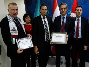 AA'ya Filistin davasına destek plaketi