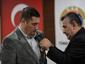 Evini şehit ailesine bağışlayan hayırsevere şeref madalyası