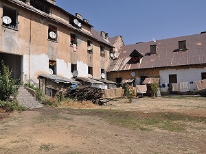 Çatısı çöken tarihi bina yıkıldı