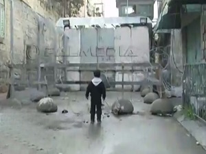 Filistinli çocuk İsrail askerine meydan okudu