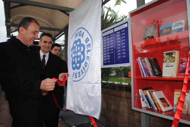 Çanakkale'de Otobüs Duraklarına Kütüphane