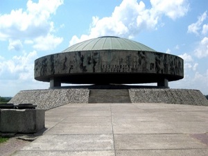 Soykırım kurbanlarının ayakkabıları çalındı