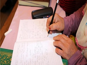 Kursta Hem Kur'an Hem de Okuma Yazma Öğreniyorlar