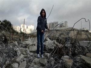 İsrail 'ruhsatsız' bahanesiyle yıkıyor