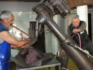 Burhaniye'de Asırlık Taş Baskıda Yağ Çıkarılıyor