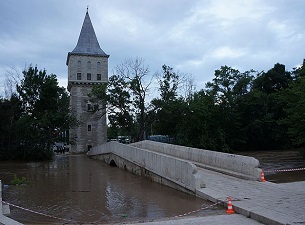 Tunca Nehri bazı bölgelerde taştı