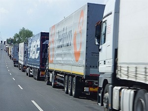 İran Türk tırlarına koyduğu şartı kaldırdı