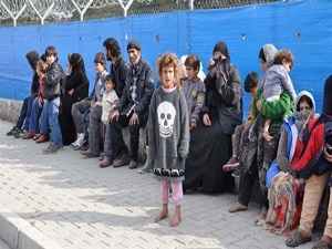 Dilenen Suriyeliler kampa yerleştirildi