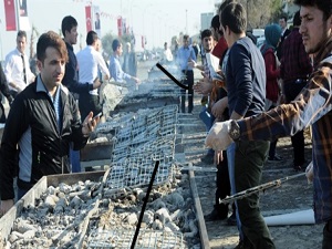 10 bin kişiye 3 ton hamsi dağıtıldı