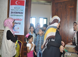 Yetimlerin yüzü güldü