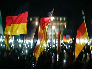 İslam karşıtı 10 bin kişi yürüdü