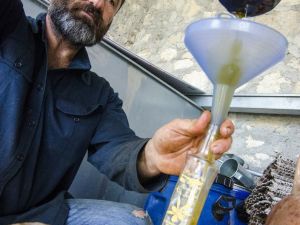 Evinin Bahçesinde Doğal Zeytinyağı Üretiyor