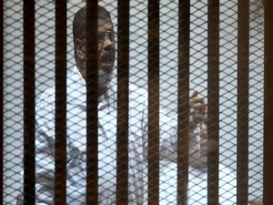 Mursi dua etti Mahkeme Başkanı 'Amin' dedi