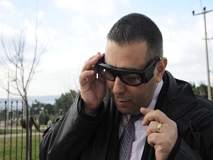 Görme Engelliler 'Titreşimli Gözlük'le Daha Rahat Yürüyor