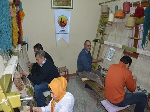 Halı dokuyarak engelleri aşmaya çalışıyorlar