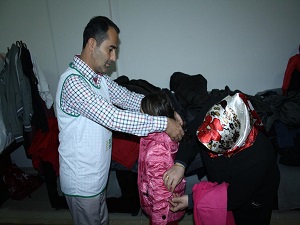 İHH'dan Yetim Çocuklara Mont Yardımı