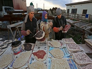 Hamur yerine çamur yoğuruyorlar