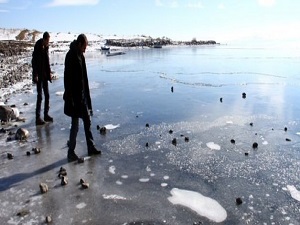 Çıldır Gölü donmaya başladı!