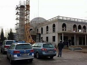 Almanya'da inşaat halindeki camiye ırkçı saldırı