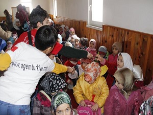 AGEM Suriyeli çocuklara yardımda bulundu