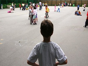 Art niyetli kişiler, dışarıda yalnız bulunan çocuklara yöneliyor