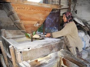 Dede Yadigarı Değirmeni Çalıştırıyor