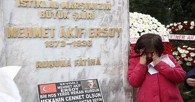 Mehmet Akif Ersoy kabri başında anıldı