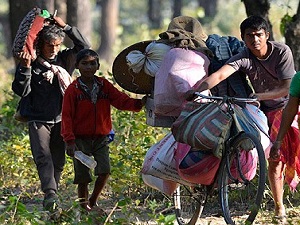 Hindistan'da 105 bin kişi yerinden oldu