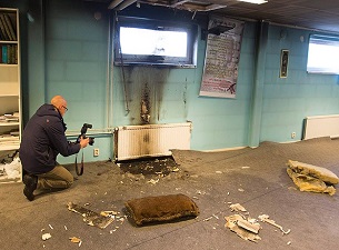 İsveç'te yine cami kundaklandı