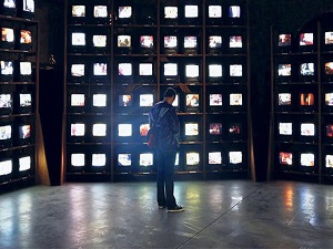 Aile, TV ve internet büyüsü altında