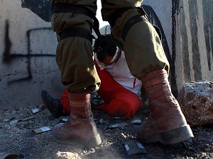 İsrail askerleri 12 Filistinliyi gözaltına aldı