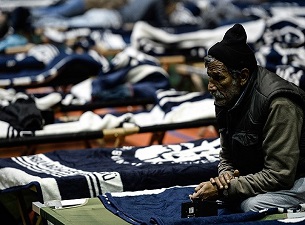 Evsizler spor salonunda ağırlanıyor