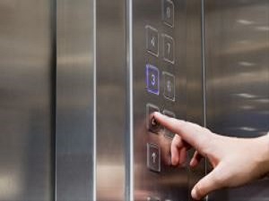 O ilde asansör kullanmak yasaklandı!