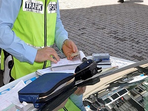 Cep telefonuyla konuşan sürücülere ceza yağdı