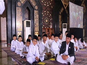 Endonezya, yeni yıla AirAsia uçağında vefat edenlere dua ederek girdi