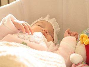 Kışın bebekleri uzaktan sevin