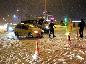 Kar ve tipi bazı yolları kapattı