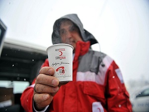 Türk Kızılayı yolda kalanın yardımına koşuyor