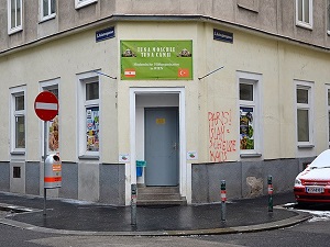 Avusturya'da cami duvarına İslam karşıtı yazılar yazıldı